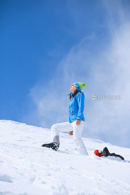 冬季运动女子滑雪者日光浴享受阳光明媚的滑雪胜地