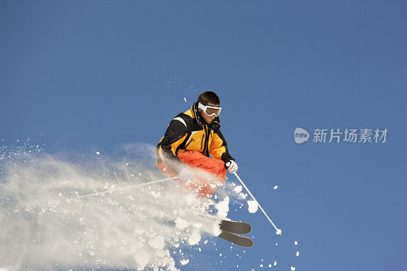 男人飞过滑雪坡