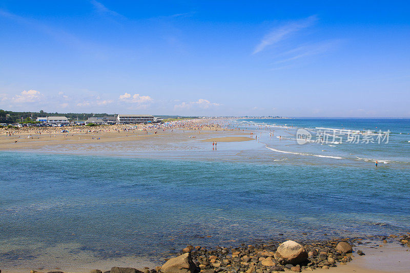 新英格兰缅因州的Ogunquit海滩，岩岸和蓝天。