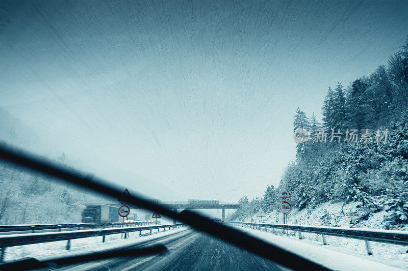 高速公路上的大雪