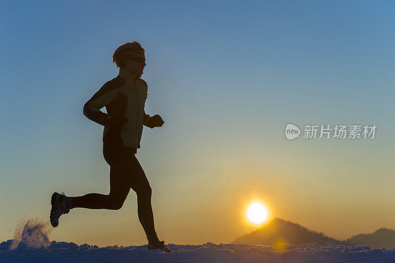 年轻人在雪地上奔跑