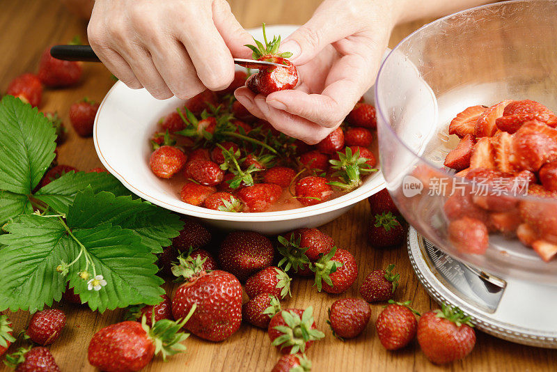 清洗草莓做果酱