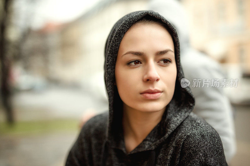 外面穿着灰色拉链的运动型女人