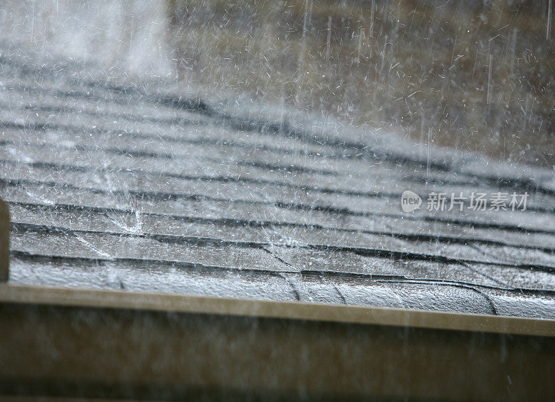 大雨落在屋顶上