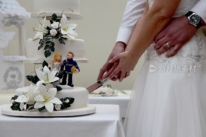 在婚礼上切蛋糕
