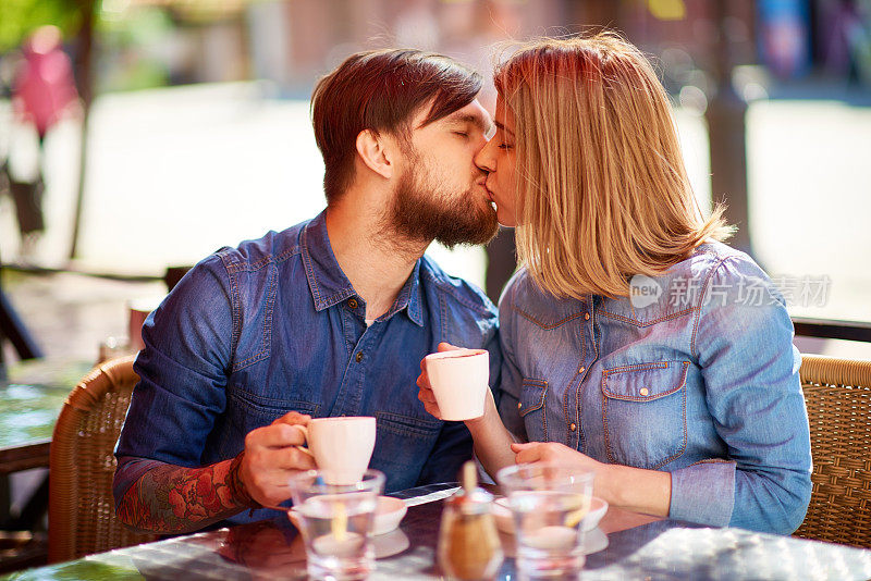 在咖啡约会时接吻