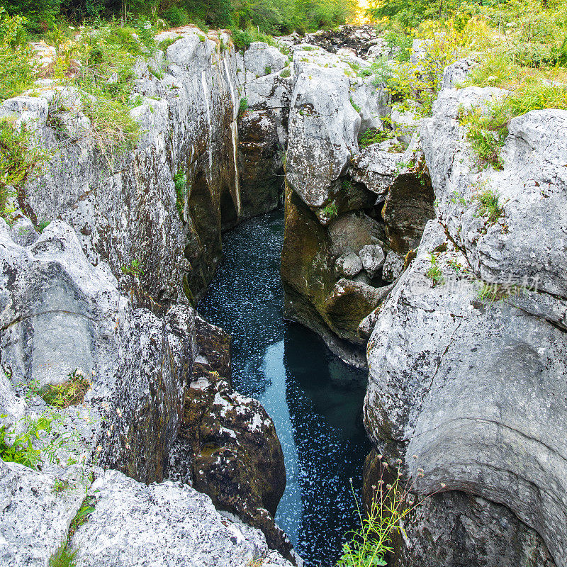 极端地形侵蚀岩石形成的水坑景观在法国