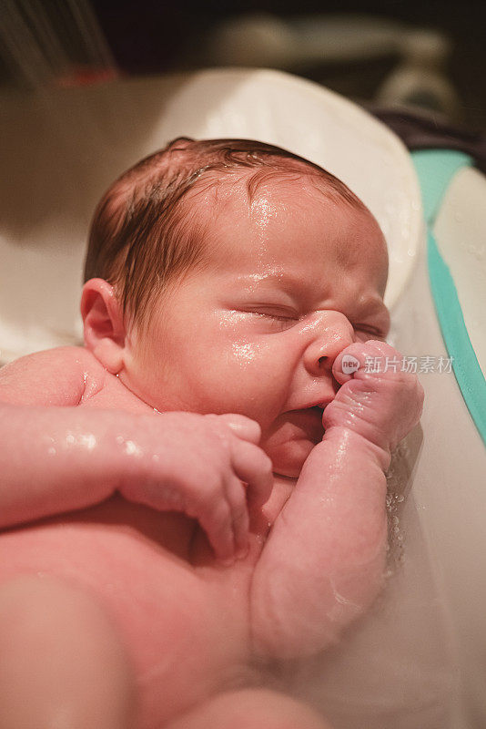 女婴Bathtime