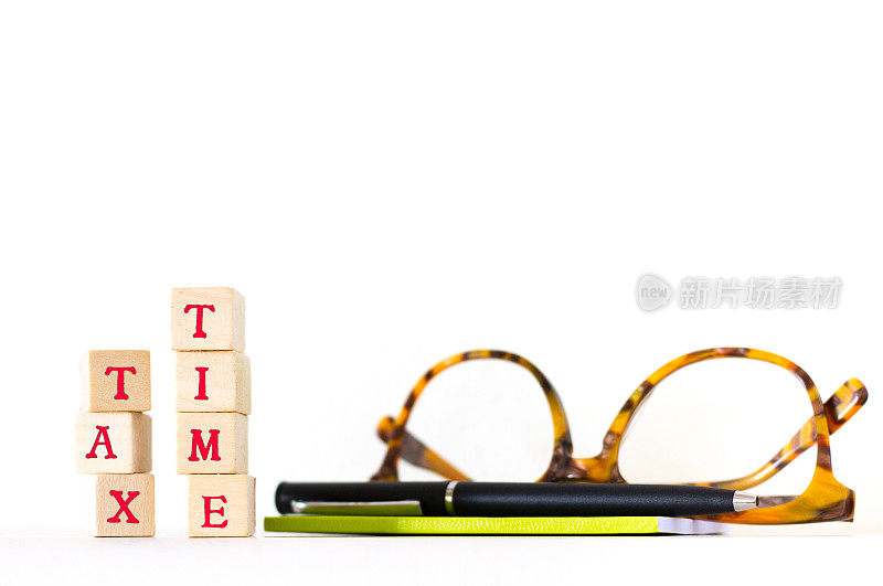 木块字母拼写税时间，眼镜，钢笔，笔记本