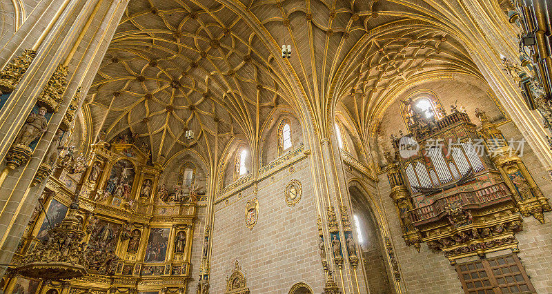 西班牙普拉森西亚大教堂的高祭坛和风琴