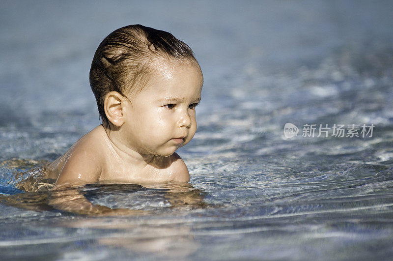 小男孩在浅水里