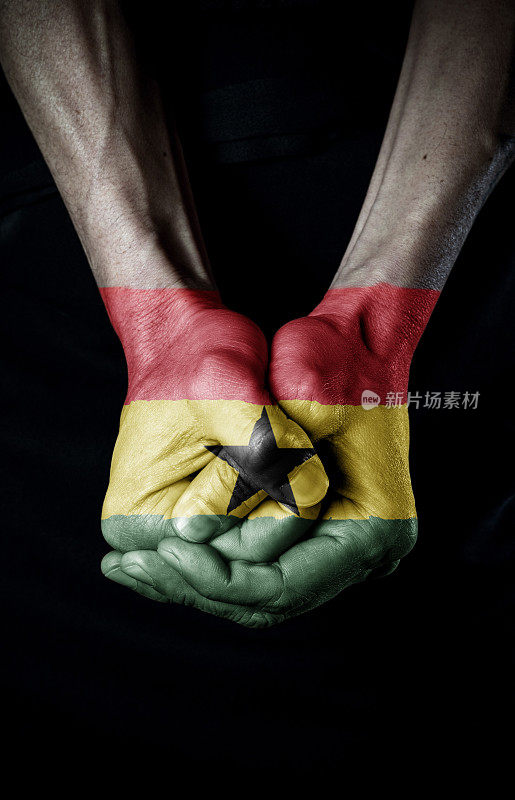 加纳国旗在拳头上
