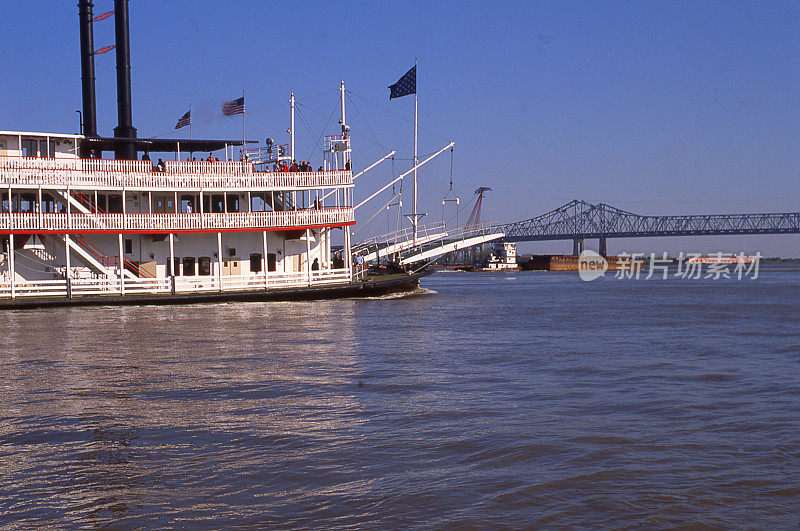 路易斯安那州新奥尔良附近密西西比河上的老式明轮轮船