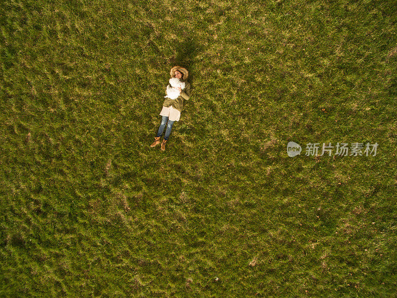 和毛茸茸的朋友一起享受户外活动