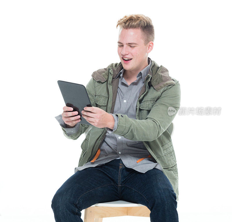 微笑的休闲男子使用平板电脑