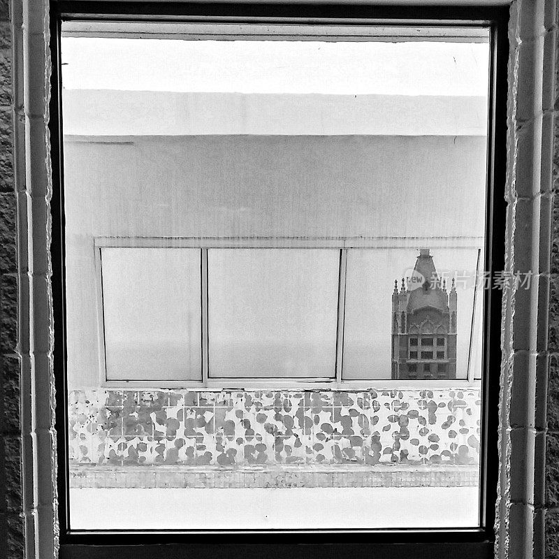 通过芝加哥摩天大楼的反射窗口观看