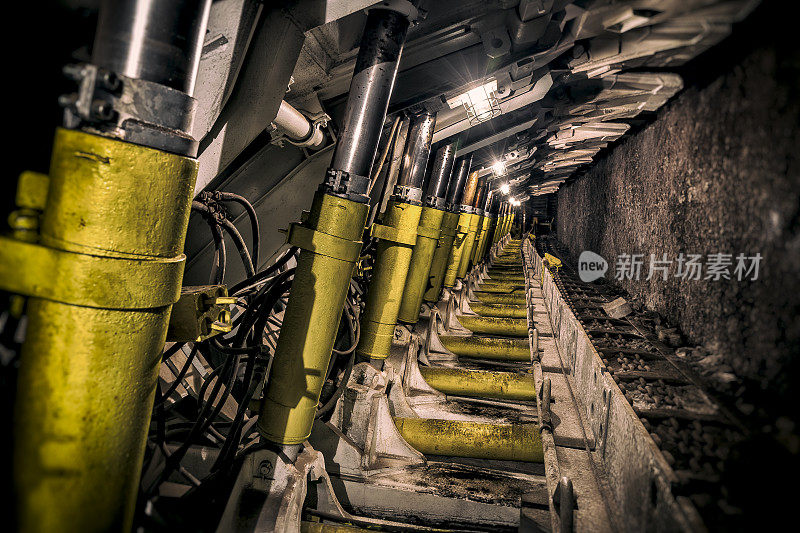 某煤矿采用钢支撑的地下廊道