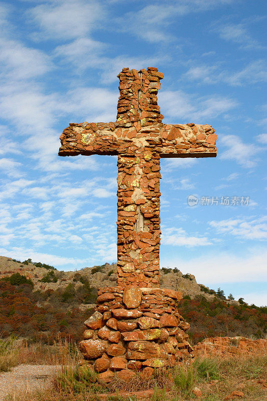 崎岖的岩石十字架