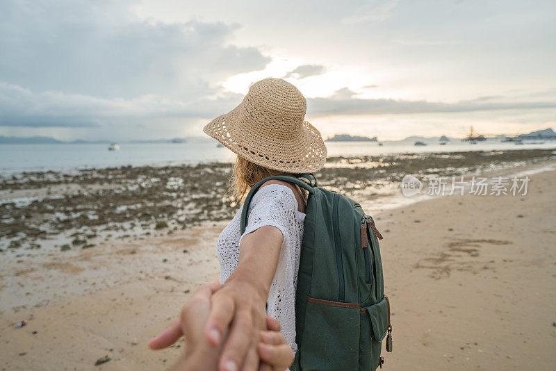 跟随我的概念-旅行女孩领先男友