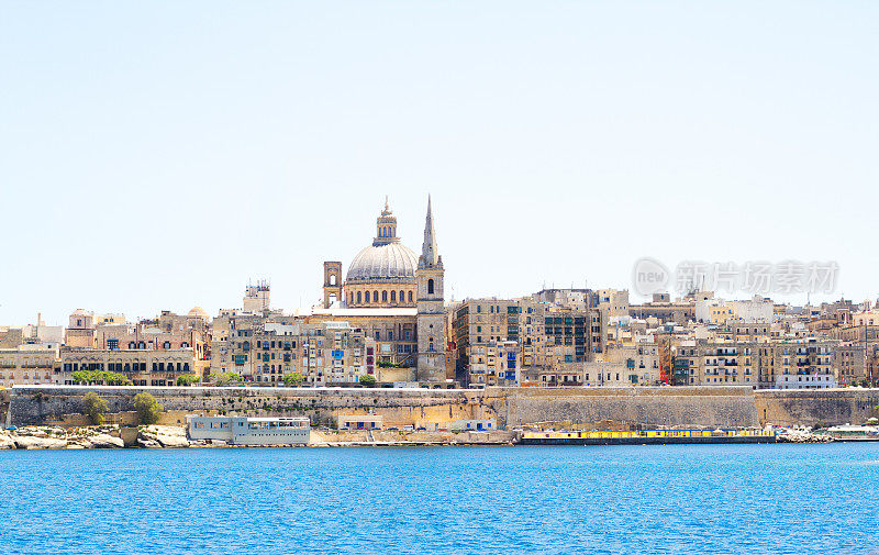 马耳他瓦莱塔:海上天际线和卡梅尔教堂圆顶