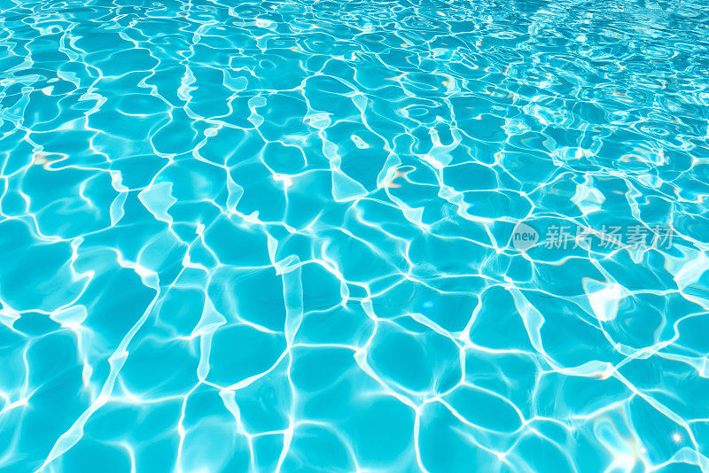 游泳池里美丽的波纹和蓝色的水面