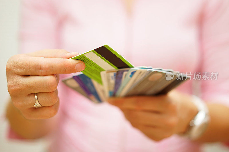 女人选择一张信用卡，概念信用债务