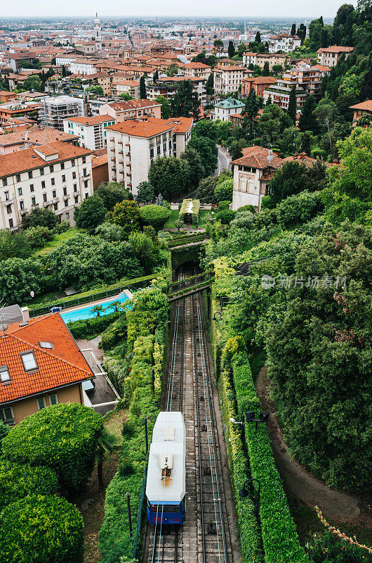 贝尔加莫的阿尔塔缆车。老城区的风景。美丽的垂直旅行明信片。