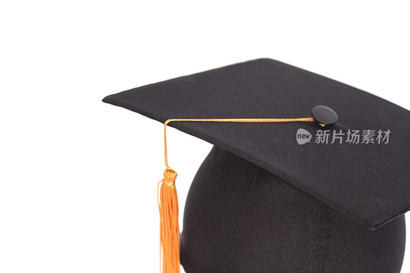 黑色毕业帽与金色流苏孤立在白色背景。