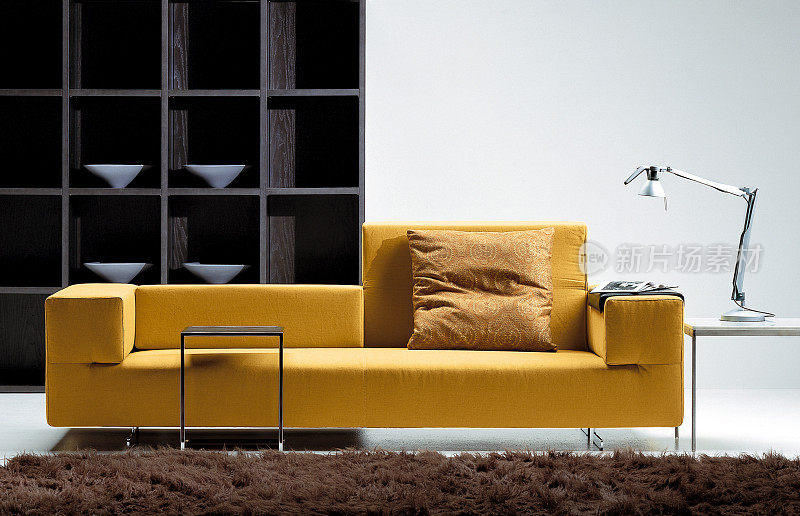 客厅里时髦的黄色沙发