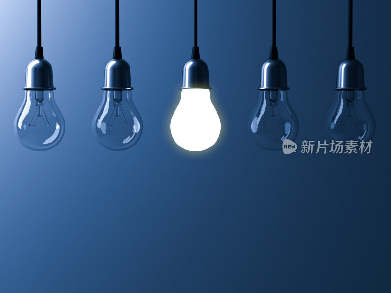一个悬挂的灯泡发光不同，从没有照明的白炽灯泡与反射在深蓝色的背景，领导和不同的商业创意概念3D渲染