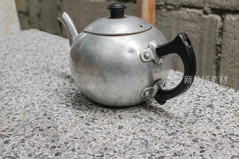 古董茶壶泰国桌上水磨石背景