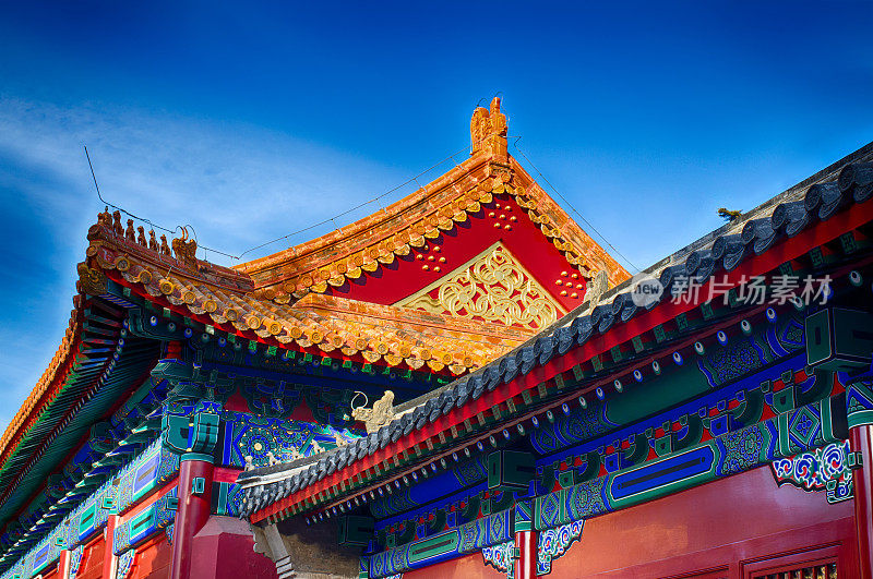 中国传统屋顶。民族风格。好鲜艳的旗帜。