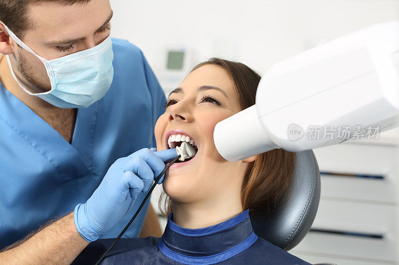 牙科医生正在进行牙齿放射照相