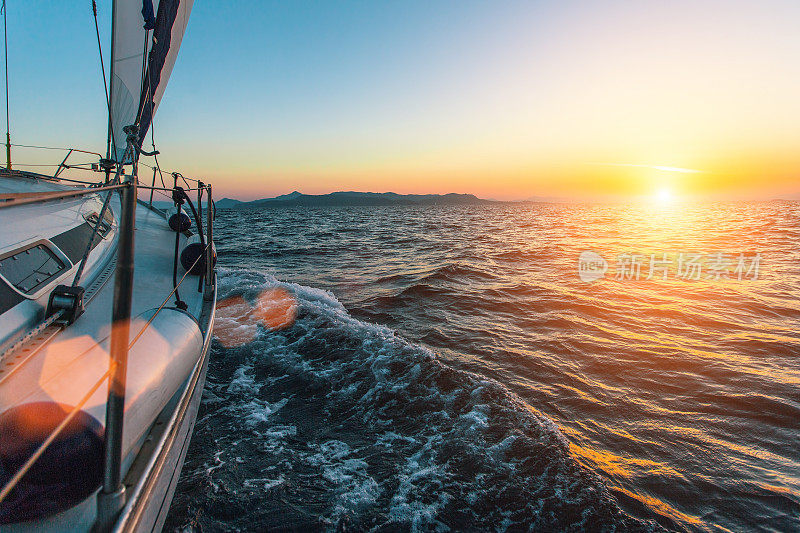 在爱琴海美丽的夕阳下，豪华的帆船游艇。