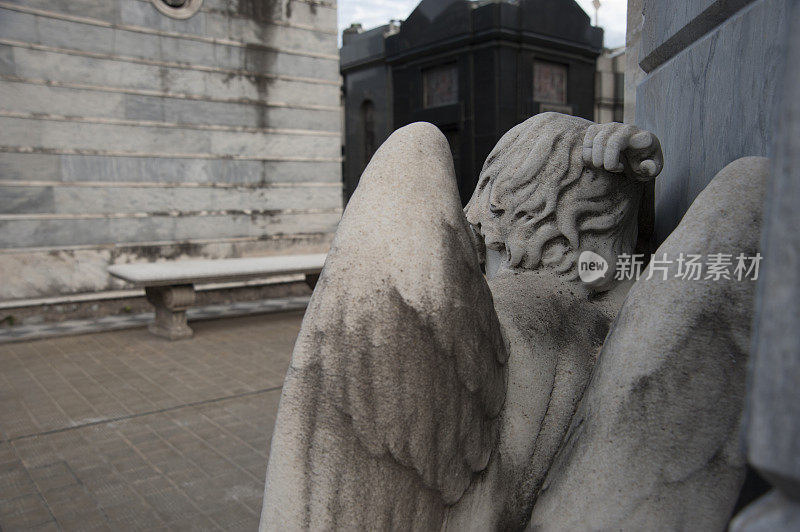 一个天使的雕像，在雷克莱塔墓地