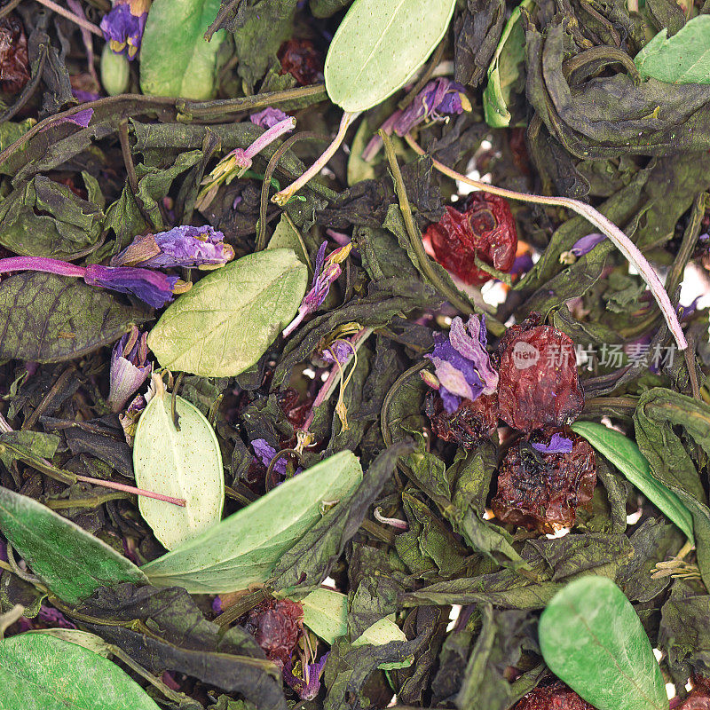 用浆果和花瓣制作各种各样的茶叶。