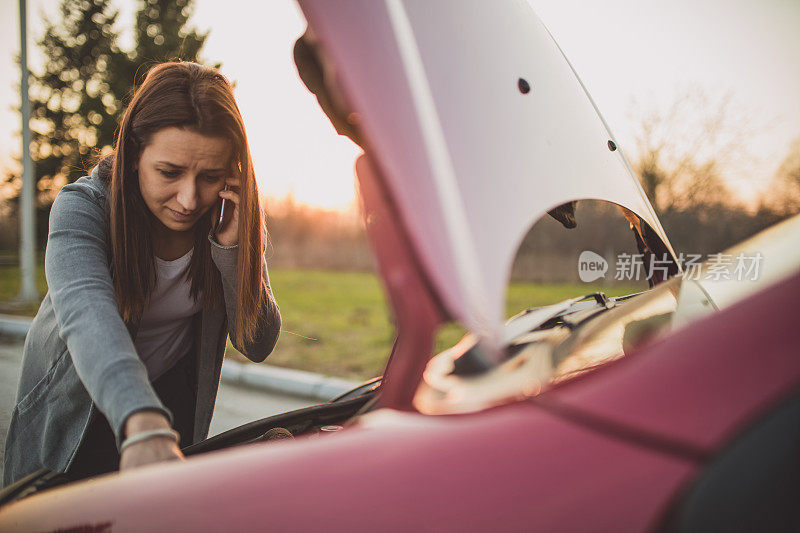 女人在叫车