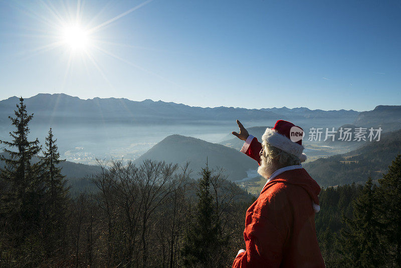 圣诞老人的侧面在山的阳光照耀