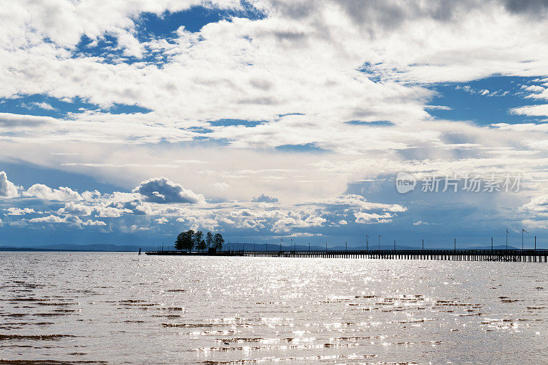 瑞典达拉那县，Siljan湖上的Langbryggan码头和美丽的云景Rättvik