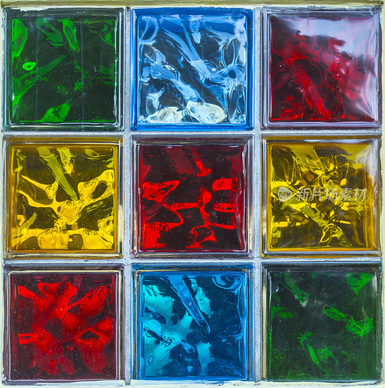 彩色玻璃在多色玻璃中，由六个方形部分组成