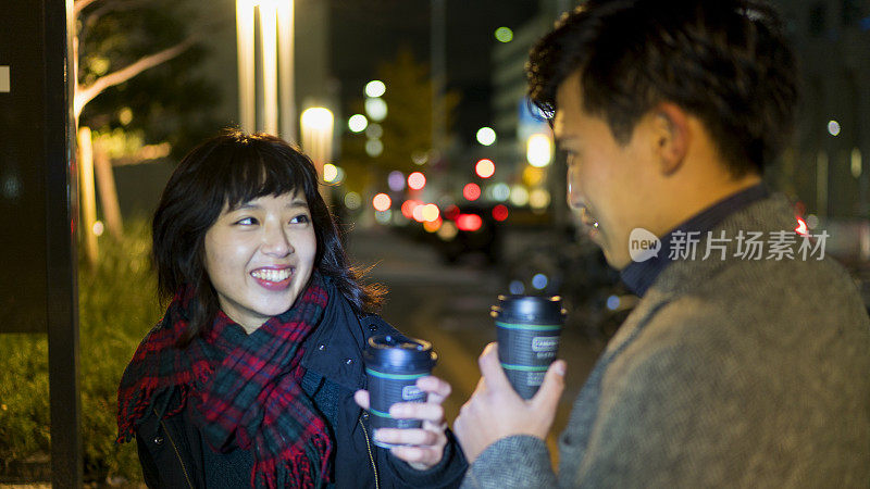 年轻女人晚上看她男朋友