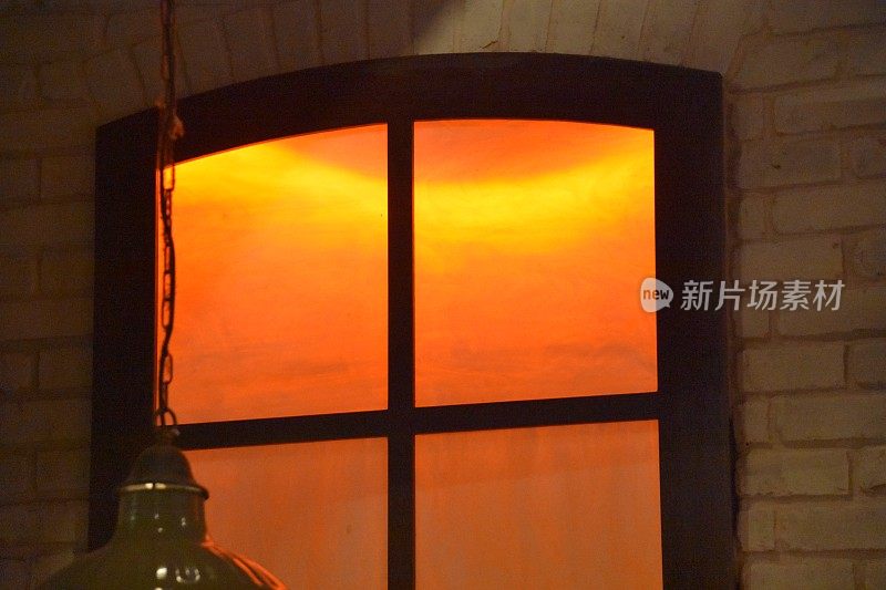 窗外映出的夕阳是橙色的