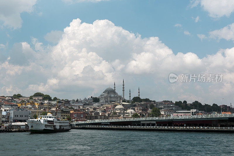 一艘客船停靠在土耳其伊斯坦布尔的米诺努旧城欧洲海岸