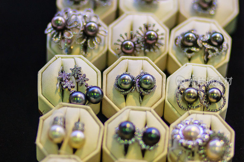美丽的银耳环与黑珍珠出售，优质珍珠产品来自普吉岛，泰国。