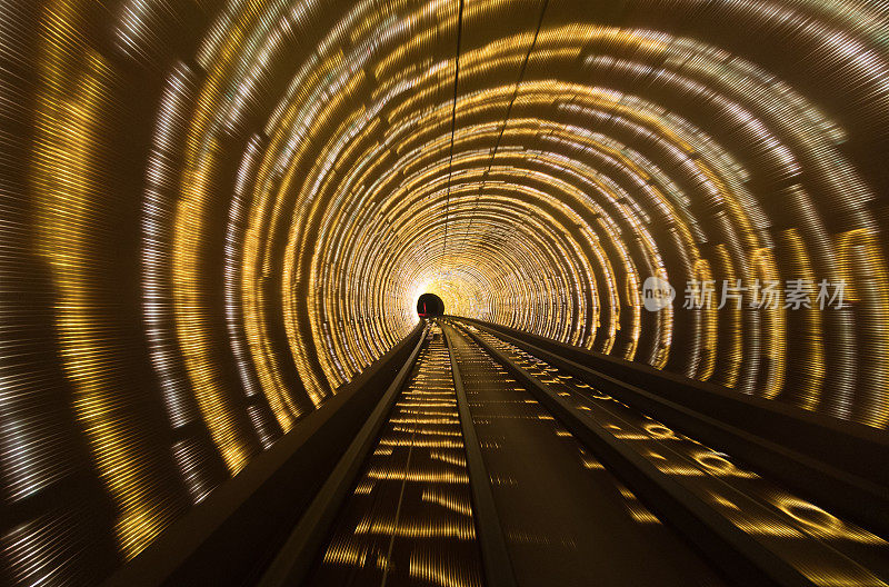 地铁隧道被绳索灯点亮