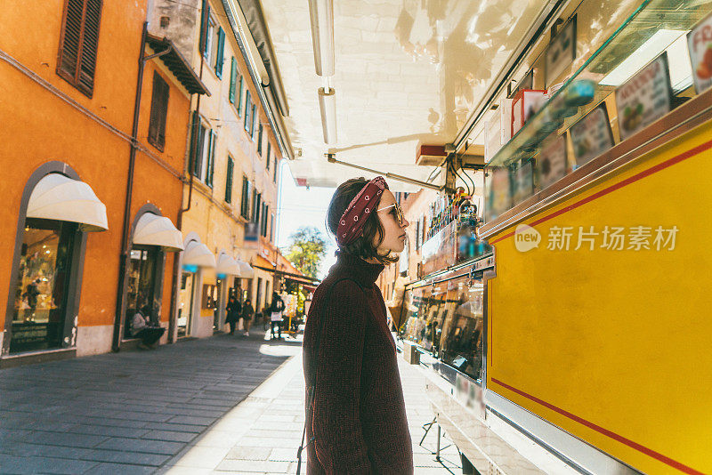 在意大利的比萨，一个女人在选择冰淇淋