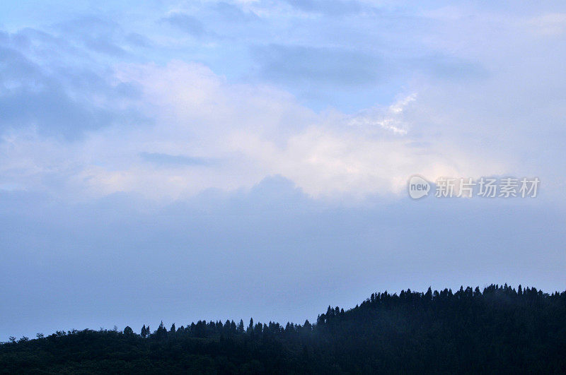 夕阳中的龙泉山