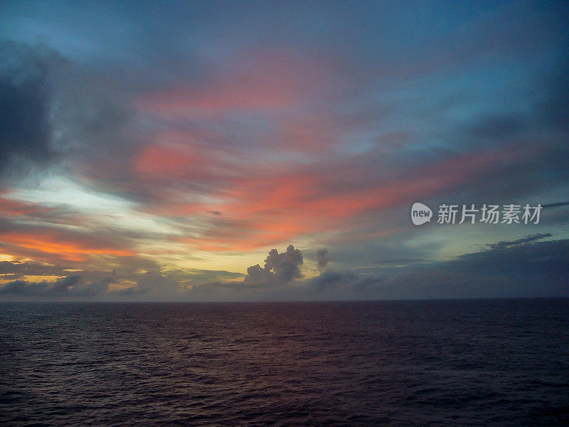 船夜在海上航行的背景