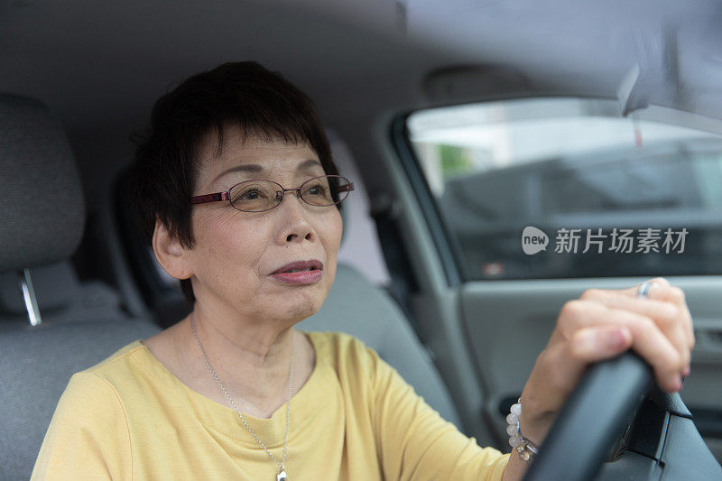 日本老年妇女开车