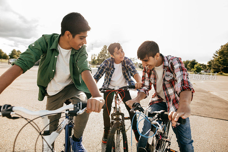 青少年在学校骑自行车
